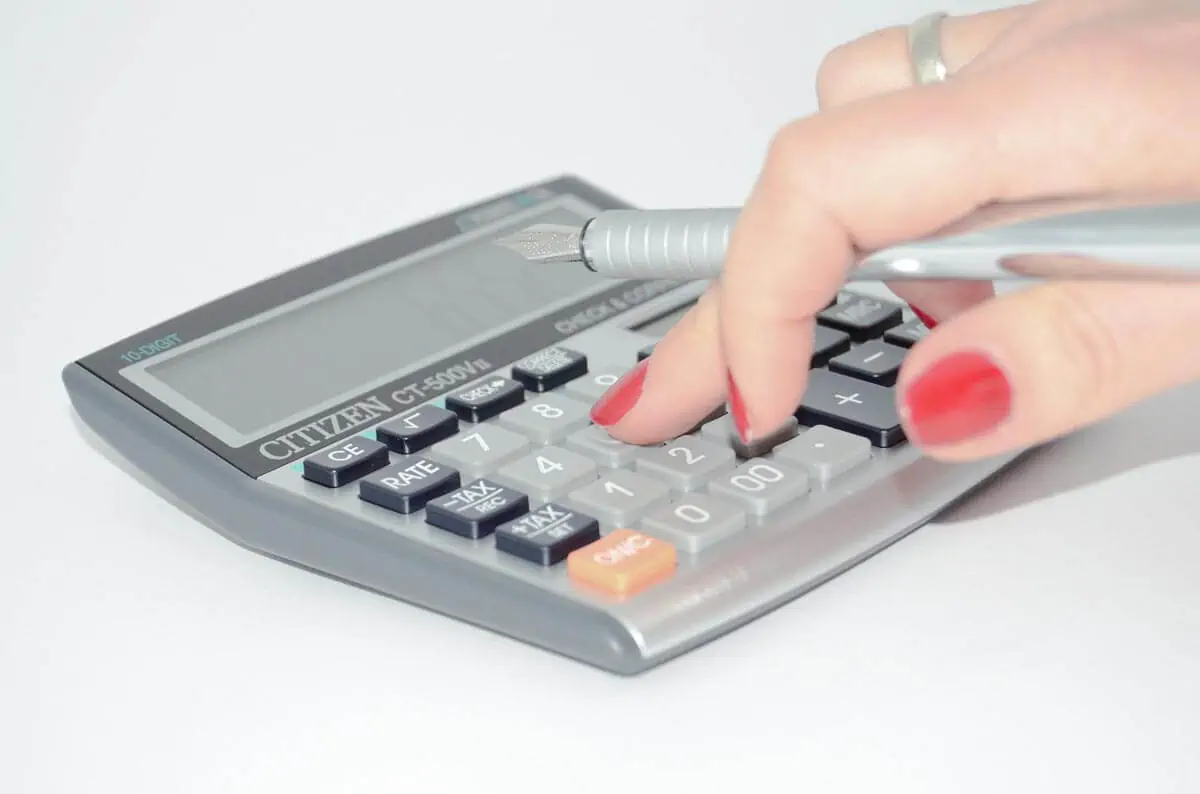 calculator-hand-calculate-to-count