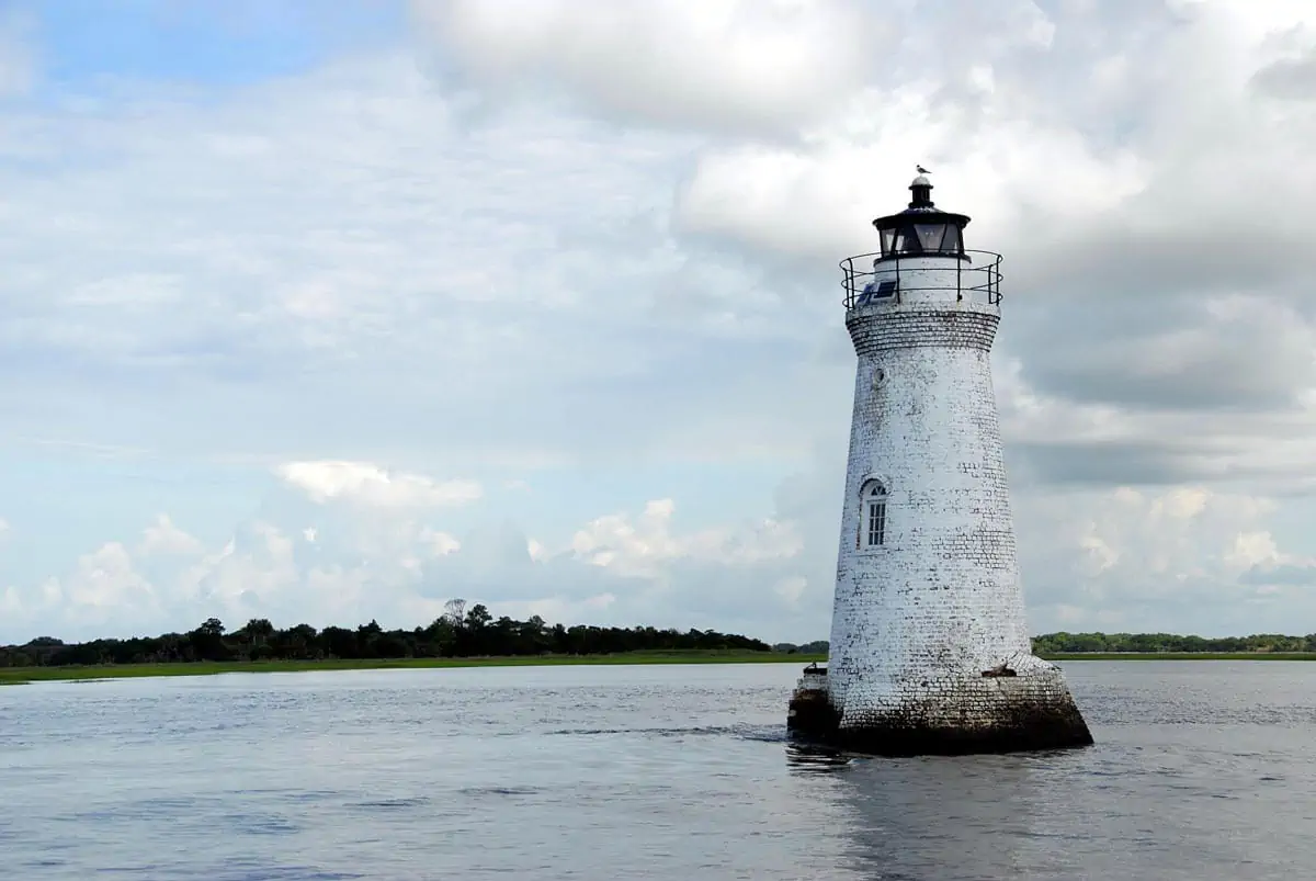 lighthouse-beacon-water-coast