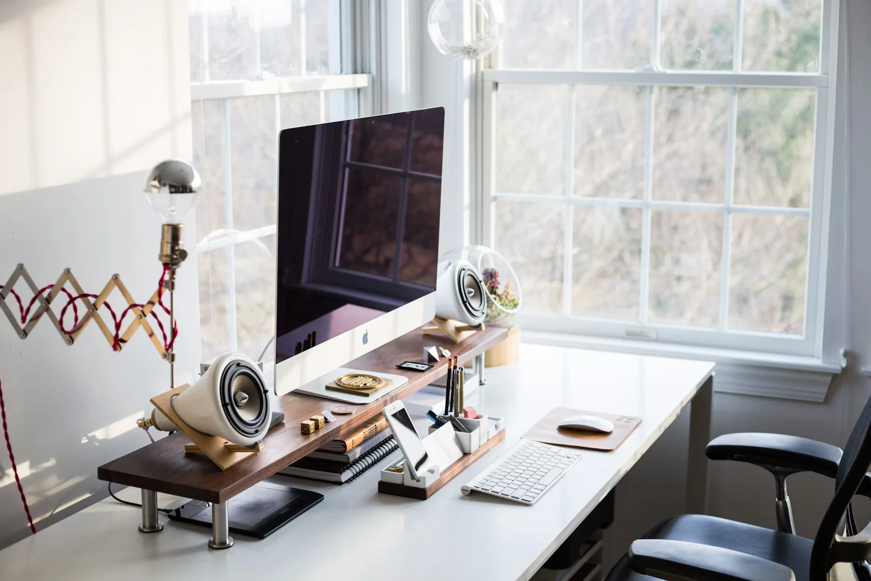 silver-imac-on-desk-near-window