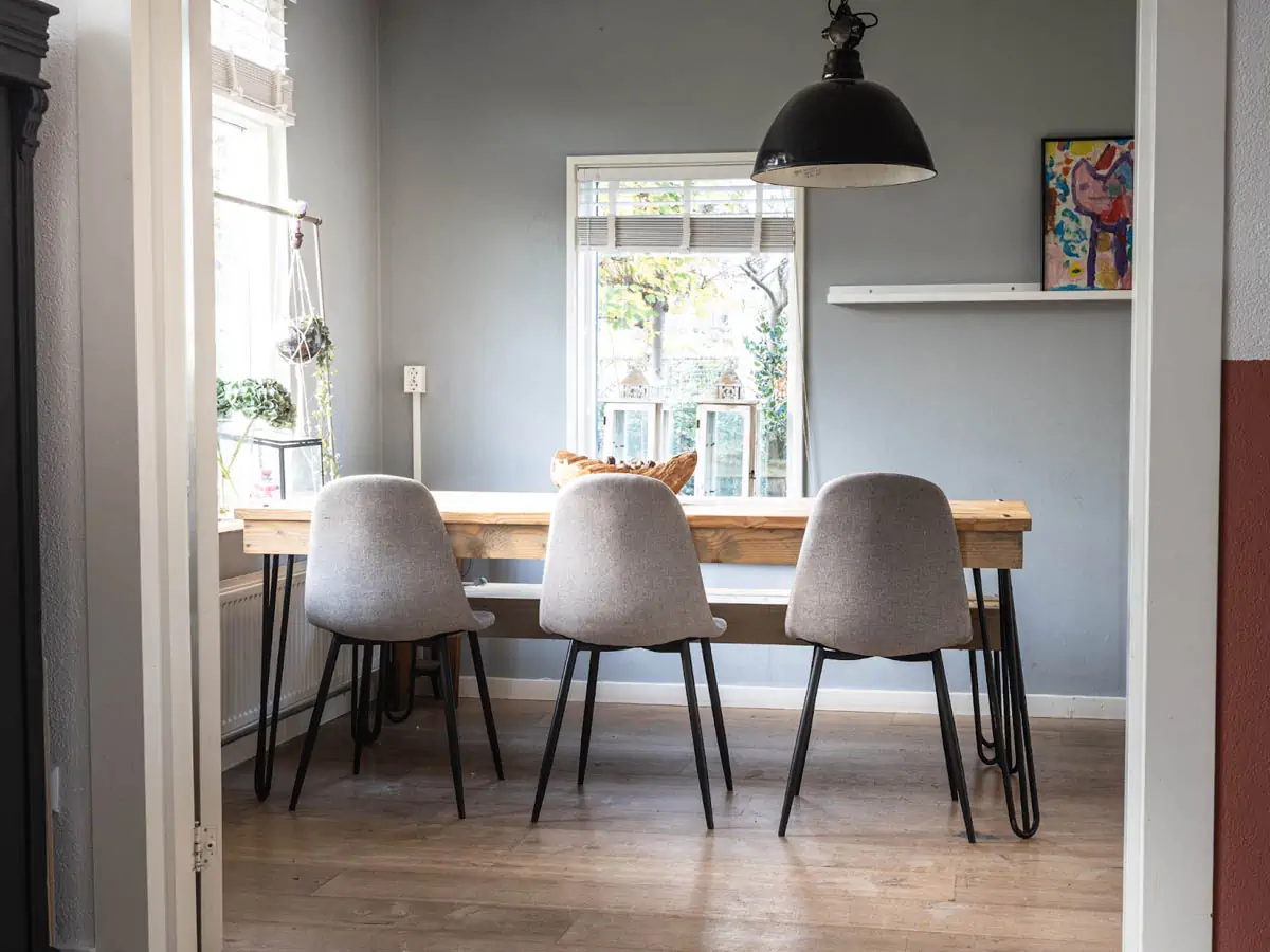 black-and-white-dining-table-and-chairs