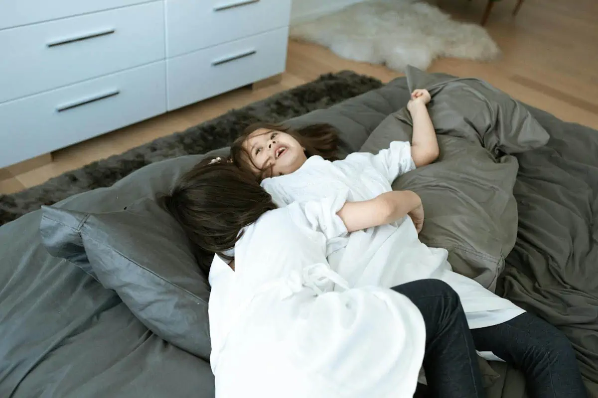 girls-lying-on-the-bed