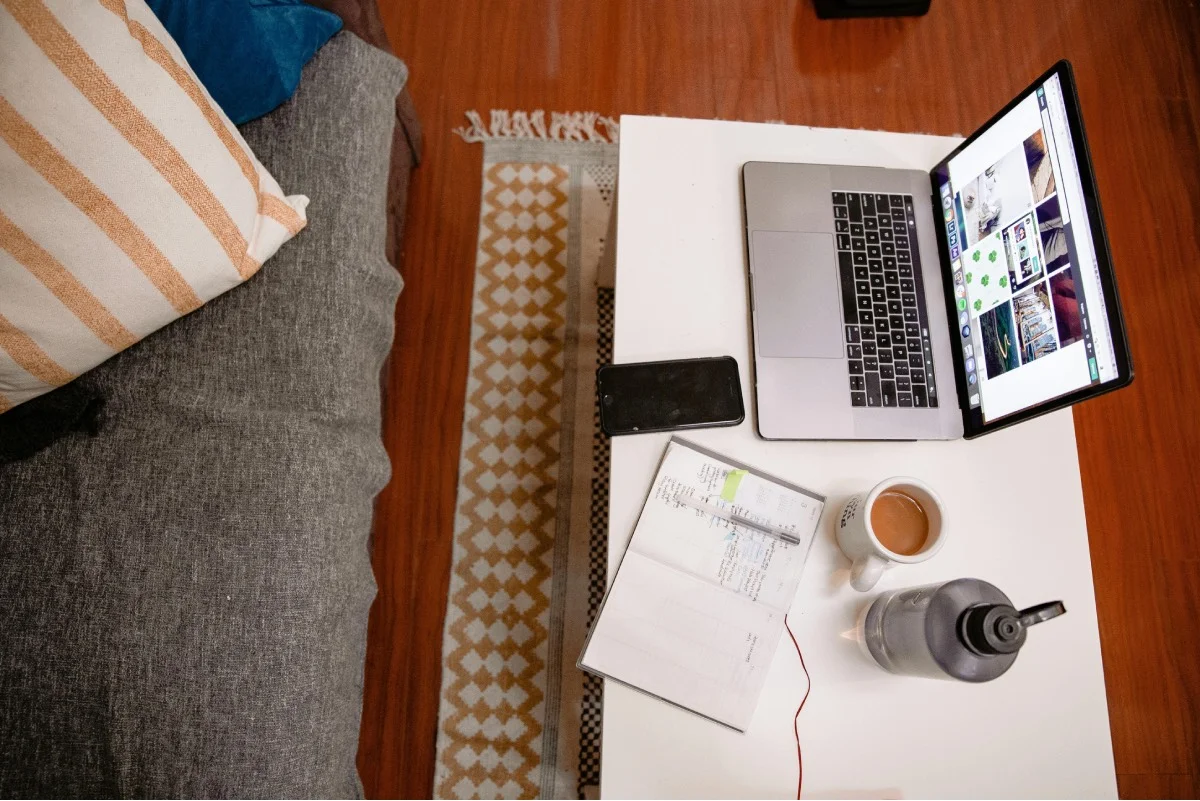 laptop-computer-on-a-table