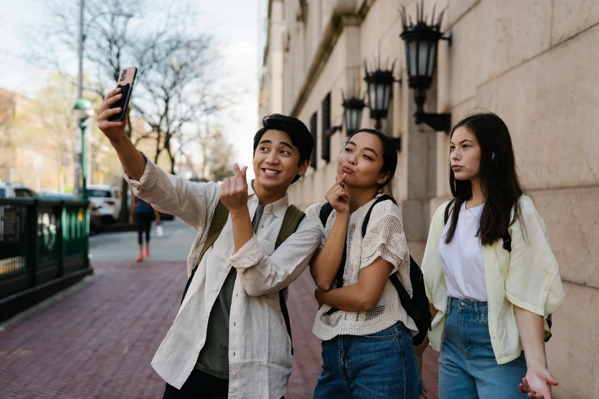 photo-of-a-group-of-friends-taking-a-groupie