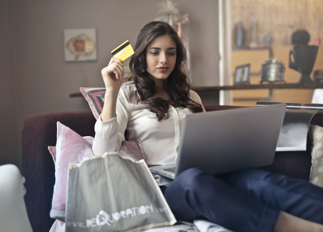 girl using credit card online-shopping