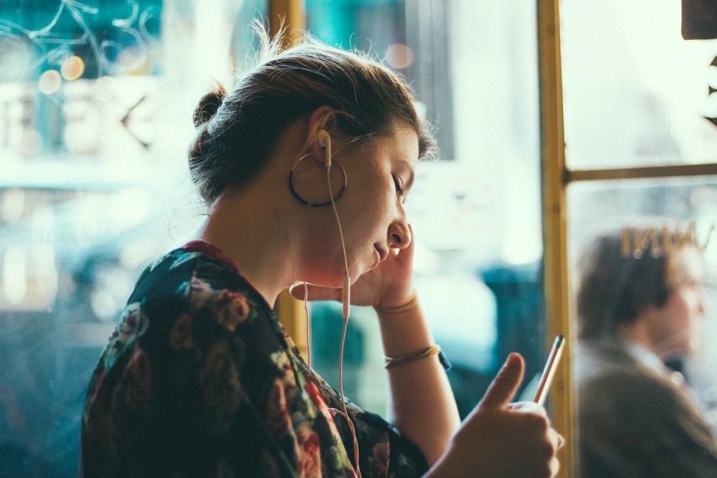 girl watching kpop cellphone