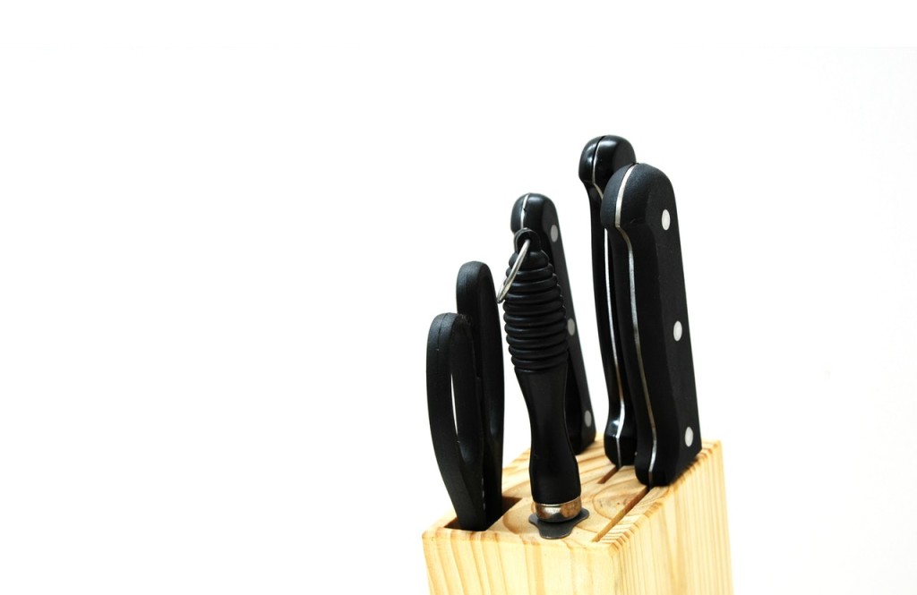 organize knives in a knife holder