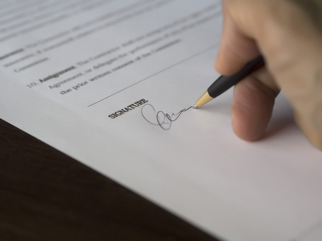 sign lease agreement